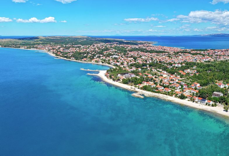 Luftaufnahme der Insel Vir mit weißen Stränden und türkisblauem Meer