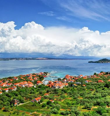 Luftaufnahme der Insel Pag mit Küstenblick und hügeliger Landschaft