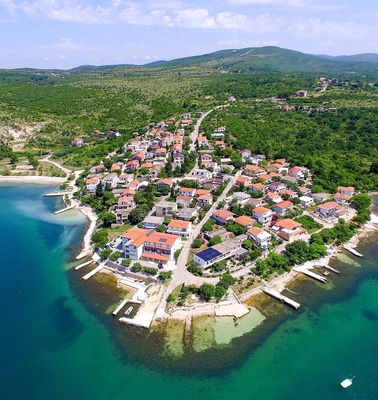 Luftaufnahme von Novigrad mit grünen Hügeln und Küste